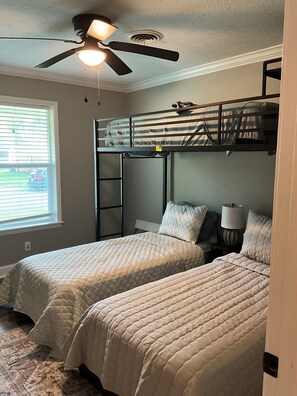 3 bedrooms, iron/ironing board, free WiFi, bed sheets - Delightful 3-bedroom house  0.5 miles from Tupelo Airport (Tupelo)