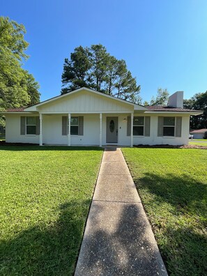 Exterior - Delightful 3-bedroom house  0.5 miles from Tupelo Airport (Tupelo)