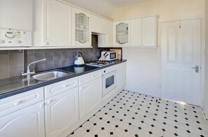 Microwave, oven, cookware/dishes/utensils - 1 Bed in Whitby (oc-w950) (Whitby)
