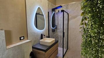 Doccia, asciugacapelli, bidet, asciugamani