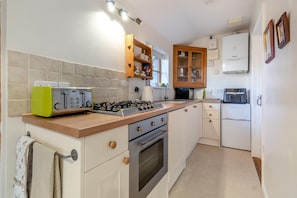 Microwave, oven, cookware/dishes/utensils - 1 Bed in Great Waldingfield (oc-n33972) (Great Waldingfield)