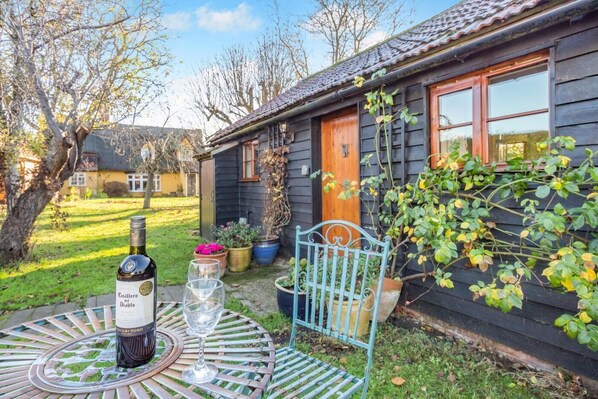 Terrace/patio - 1 Bed in Great Waldingfield (oc-n33972) (Great Waldingfield)