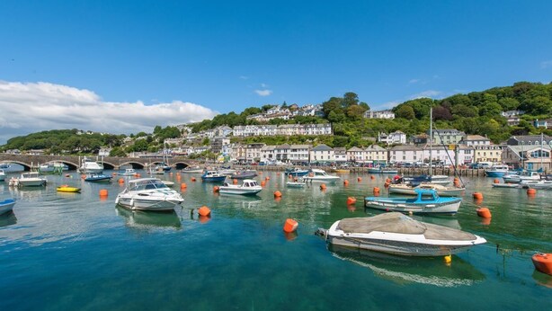 A harbor with boats, a bridge, and buildings in the background. - 1 Bed in Looe (oc-l30006) (Looe)