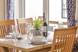 Dining - 2 Bed in Par (oc-e34104) (Par)