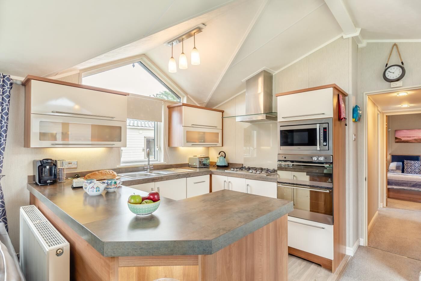 Microwave, cookware/dishes/utensils