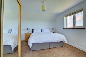 Iron/ironing board, travel crib, WiFi (free), bed sheets - 3 Bed in Wadebridge (oc-p00476) (Treburrick)
