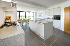 Microwave, oven, dishwasher, high chair - 4 Bed in Pwllheli (oc-morann) (Bwlchtocyn)
