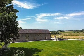 A stone building with a flat roof, a grassy lawn, and a clear sky. - 8 Bed in Buxton (oc-w34369) (Hartington Nether Quarter)