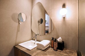 Douche, sèche-cheveux, serviettes fournies, savon
