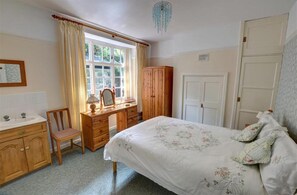Iron/ironing board, travel cot, free WiFi - 2 Bed in Harlech (oc-wah467) (Harlech)