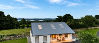 10 min walk to Ireland's #1 Pub 2026 · Newly renovated Lough Derg retreat.