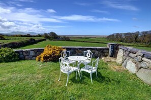 Outdoor dining - 2 Bed in Caernarfon (oc-wag263) (Llanfaglan)