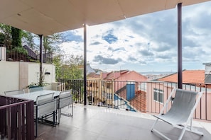 Outdoor dining - Lisbon Panorama Apartment in Lisbon's Best Views (Lisbon)