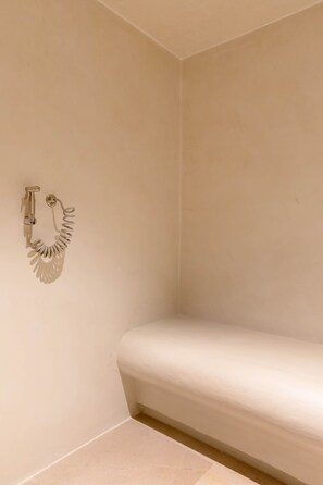A bathroom with a white bathtub, a towel rack, and a wall-mounted towel dispenser. - Príncipe Signature Residence (Madrid)