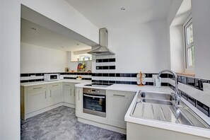 Microwave, oven, dishwasher, cookware/dishes/utensils - 2 Bed in Stiffkey (oc-1689) (Stiffkey)