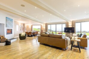 TV, fireplace - 7 Bed in Westward Ho (oc-o34167) (Westward Ho!)