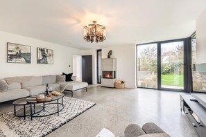 TV, fireplace - 3 Bed in Leominster (oc-w34380) (Leominster)
