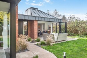 Outdoor dining - 3 Bed in Leominster (oc-w34380) (Leominster)