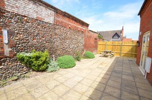 Outdoor dining - 2 Bed in Wells-next-the-Sea (oc-1025) (Wells-next-the-Sea)