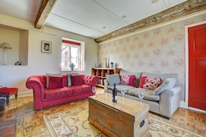 TV, fireplace - 3 Bed in Little Walsingham (oc-1386) (Little Walsingham)