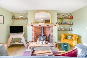 TV, fireplace - 1 Bed in Happisburgh (oc-b34456) (Happisburgh Common)