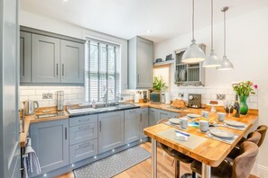 Oven, dishwasher, cookware/dishes/utensils - 3 Bed in Pickering (oc-c34363) (Pickering)