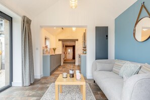 TV, fireplace - 2 Bed in Thornford (oc-h34504) (Thornford)