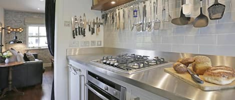 Microwave, oven, dishwasher, cookware/dishes/utensils