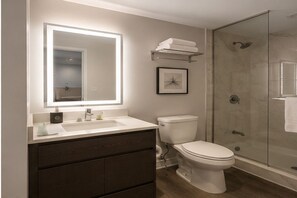 Standard Room | Bathroom | Free toiletries, hair dryer, towels, soap - Alto House Hotel (Toronto)