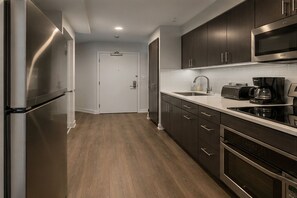 Habitación estándar | Cocina privada | Refrigerador, microondas, horno y parrilla de estufa 