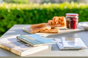 Ein Tisch mit einem Buch, einer Karte und Speisen.