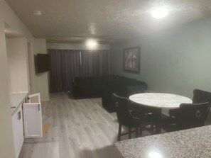 Interior - Updated Modern 2-bedroom 2-bath Condo with AC in lively Myrtle Beach (Myrtle Beach)