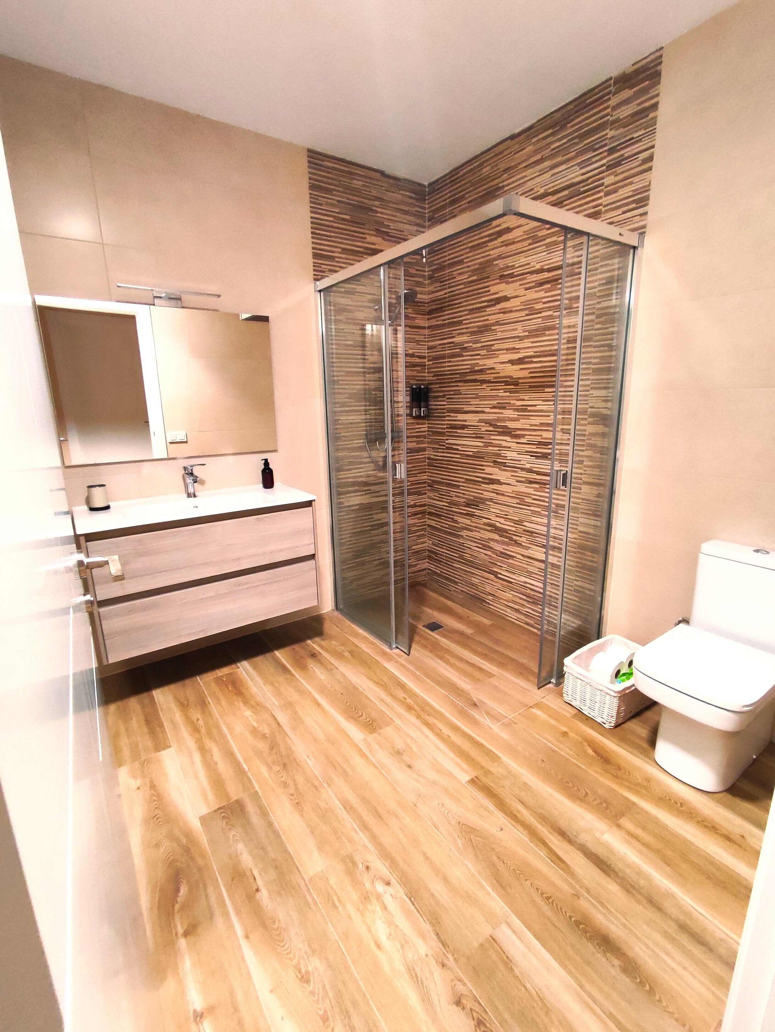 Een douche, een haardroger, handdoeken, zeep