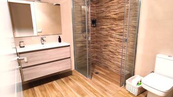 Een douche, een haardroger, handdoeken, zeep