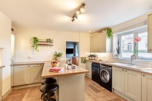 Microwave, oven, dishwasher, high chair - 7 Bed in Ilfracombe (oc-f34374) (Ilfracombe)