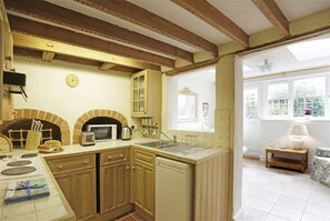 Microwave, oven, cookware/dishes/utensils - 1 Bed in Great Bealings (oc-rosec) (Great Bealings)