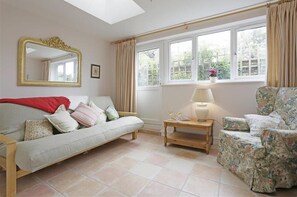 TV, fireplace - 1 Bed in Great Bealings (oc-rosec) (Great Bealings)