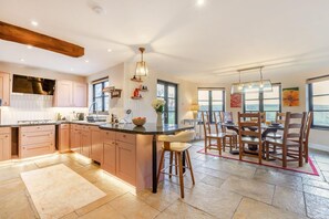 Microwave, oven, dishwasher, high chair - 5 Bed in Goodleigh (oc-h34606) (Goodleigh)