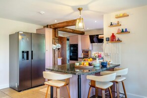 Microwave, oven, dishwasher, high chair - 5 Bed in Goodleigh (oc-h34606) (Goodleigh)
