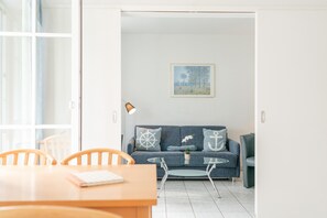 A modern living room with a sofa, coffee table, and chairs. - Moderne Ferienwohnung Nahe Strand (Sellin)
