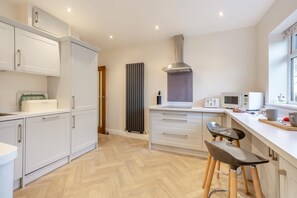 Microwave, oven, dishwasher, high chair - 3 Bed in Alne (oc-m34454) (Alne)