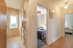 Iron/ironing board, travel cot, free WiFi, bed sheets - 3 Bed in Alne (oc-m34454) (Alne)