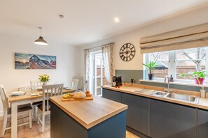 Dining - 4 Bed in Weymouth (oc-p33952) (Weymouth)