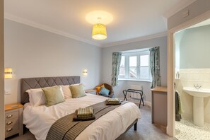 Iron/ironing board, travel cot, free WiFi, bed sheets - 4 Bed in Weymouth (oc-p33952) (Weymouth)