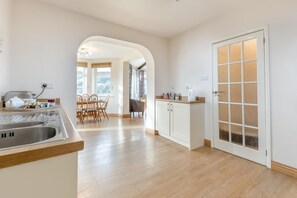 Ofen, Geschirrspüler, Hochstuhl, Kochgeschirr/Geschirr/Besteck