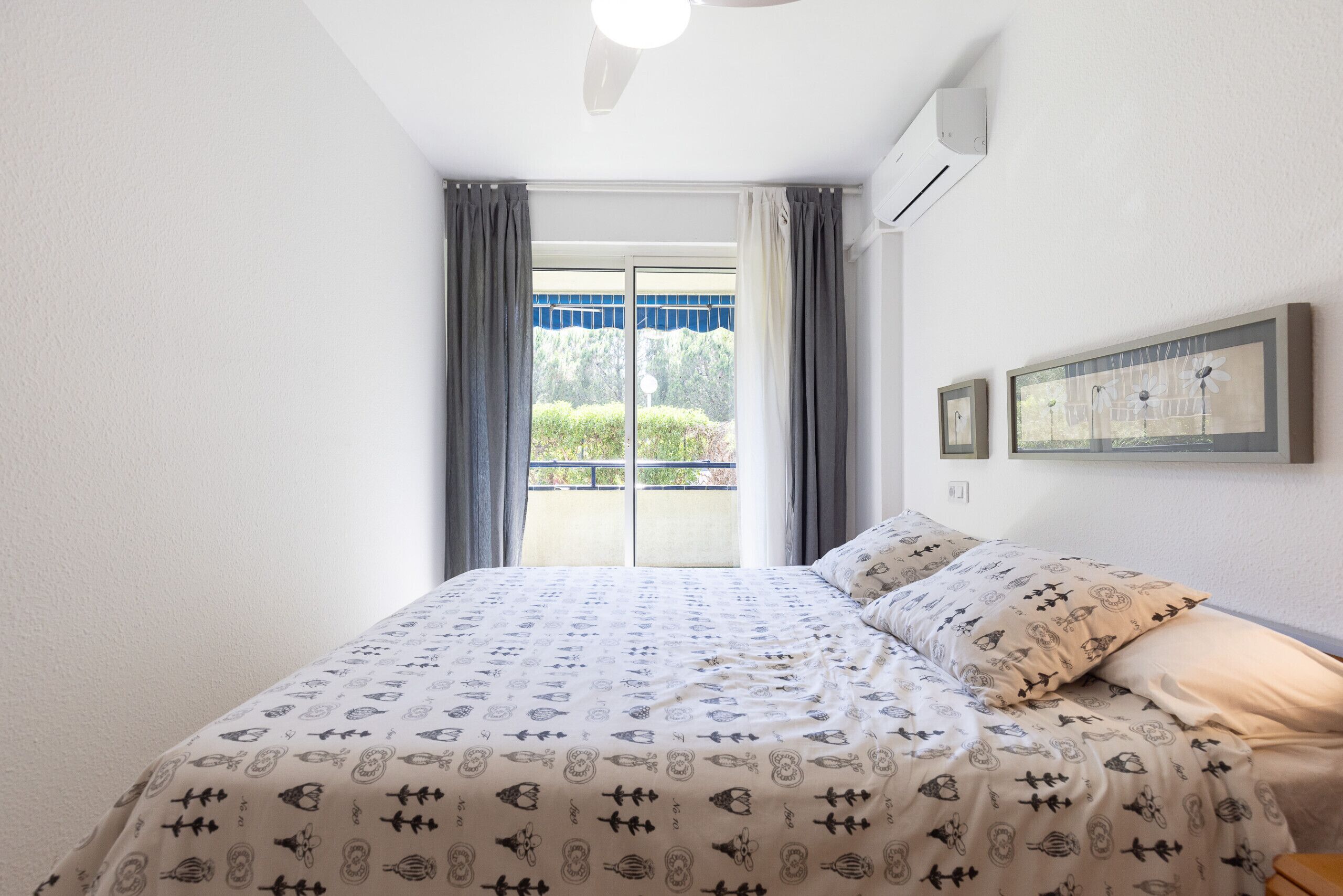 Tabla de planchar con plancha, wifi gratis, ropa de cama