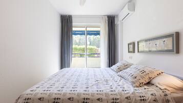Tabla de planchar con plancha, wifi gratis, ropa de cama