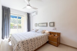 Een strijkplank/strijkijzer, gratis wifi, beddengoed
