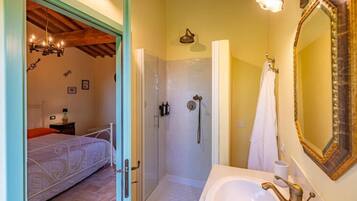 Triple Room, Patio, Garden View | Bathroom