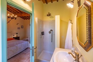 Triple Room, Patio, Garden View | Bathroom - Agriturismo Podere Grotta Antica (Toscana)